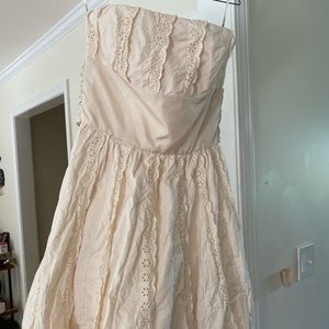 Size 8 Betsey Johnson cotton eyelet Strapless boning & ribbon waist fully lined